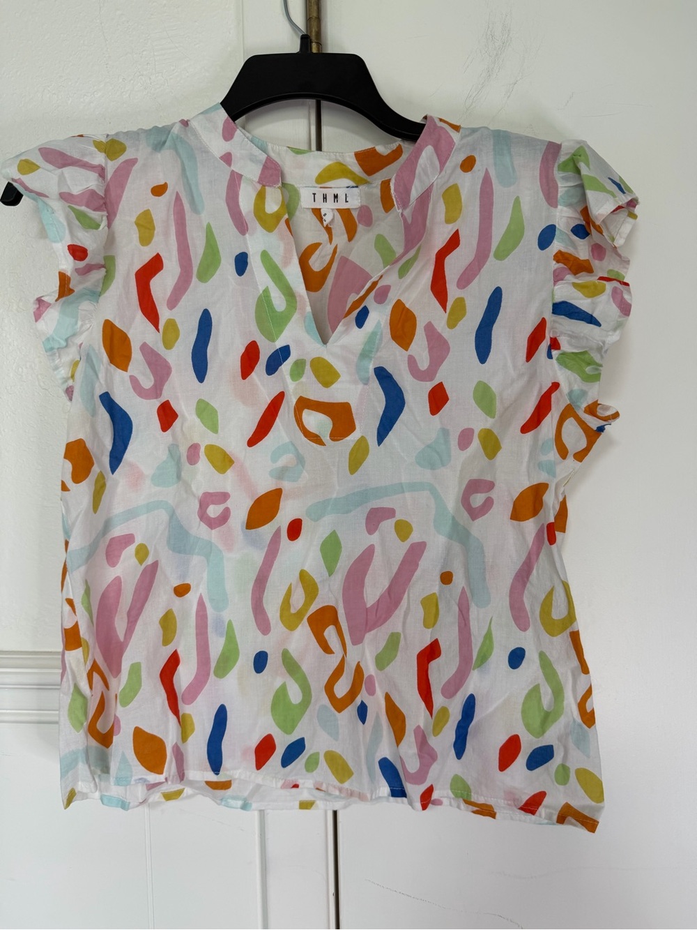 THML White Notch-Neck Flutter Sleeve Top with Multicolor Abstract Print